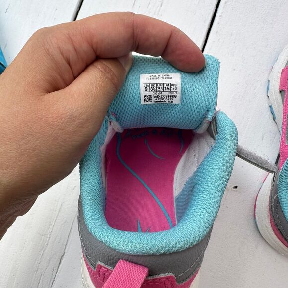 Weebok by Reebok - Size 9 - Picture 9 of 10